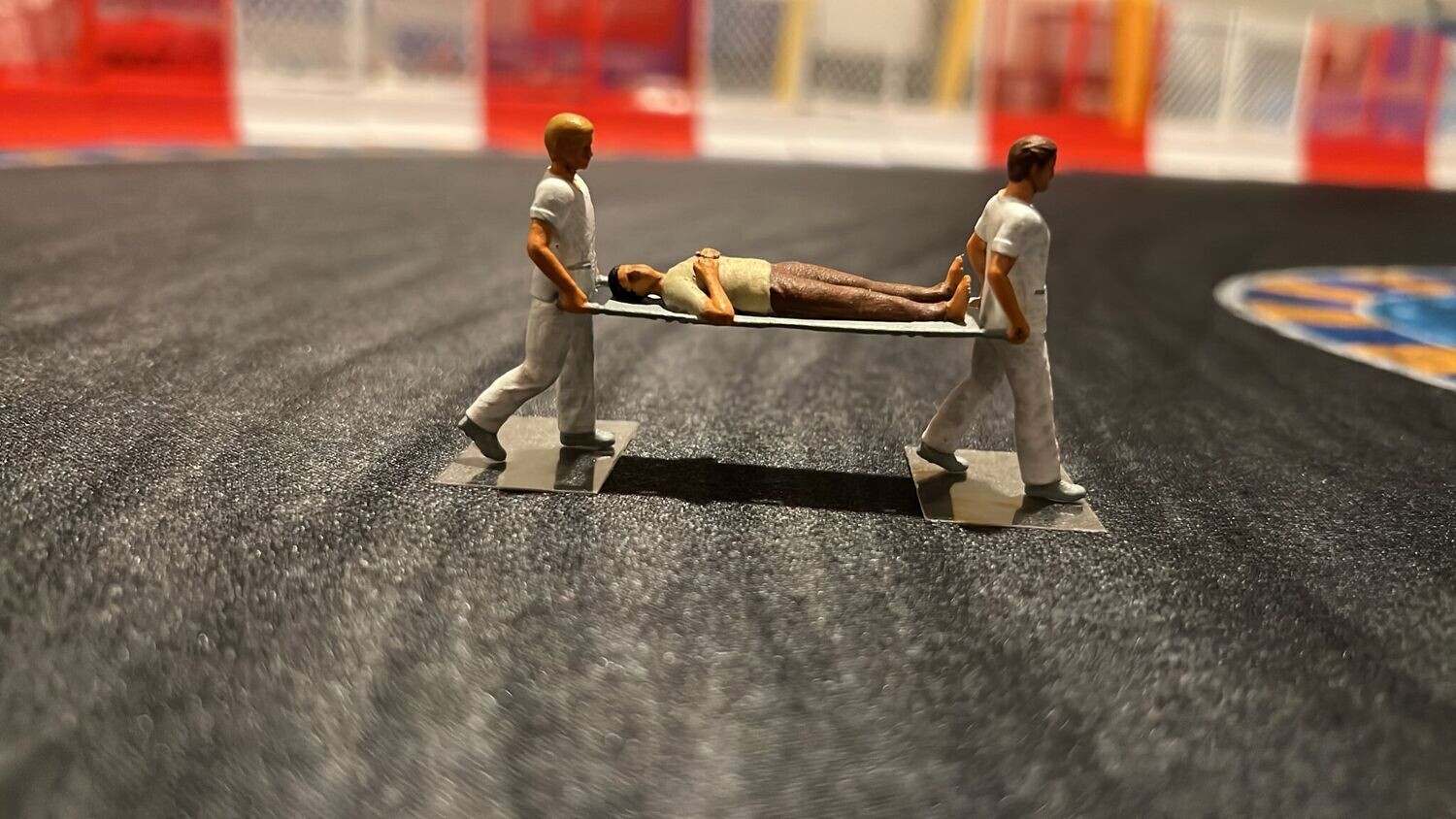 Krankenpfleger tragen Patienten