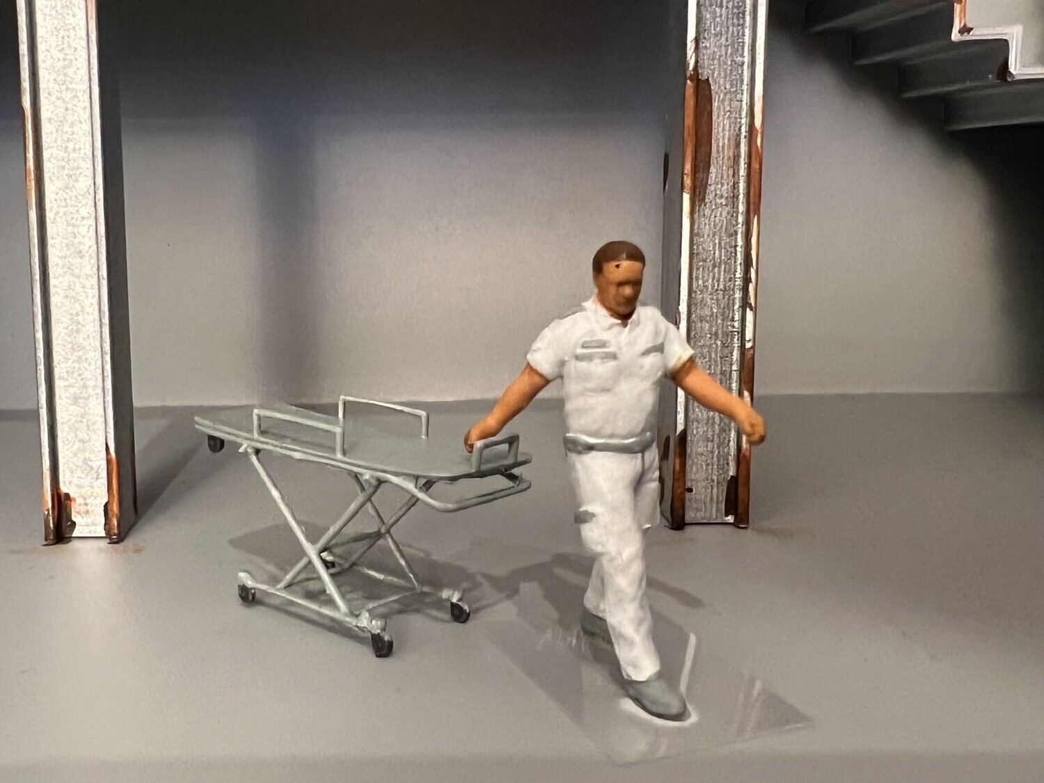 Krankenpfleger mit Fahrtrage