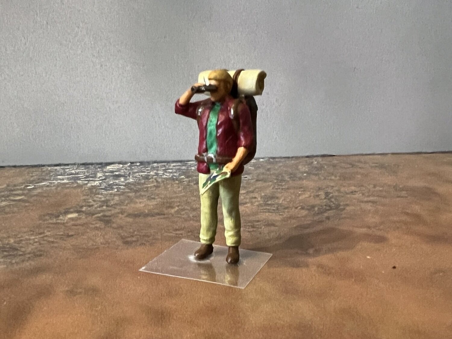 Wanderer mit Fernglas