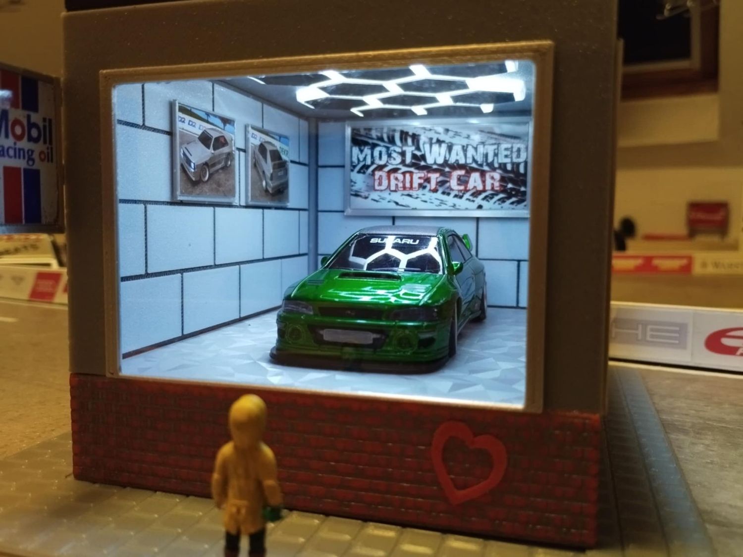Junge vorm Schaufenster