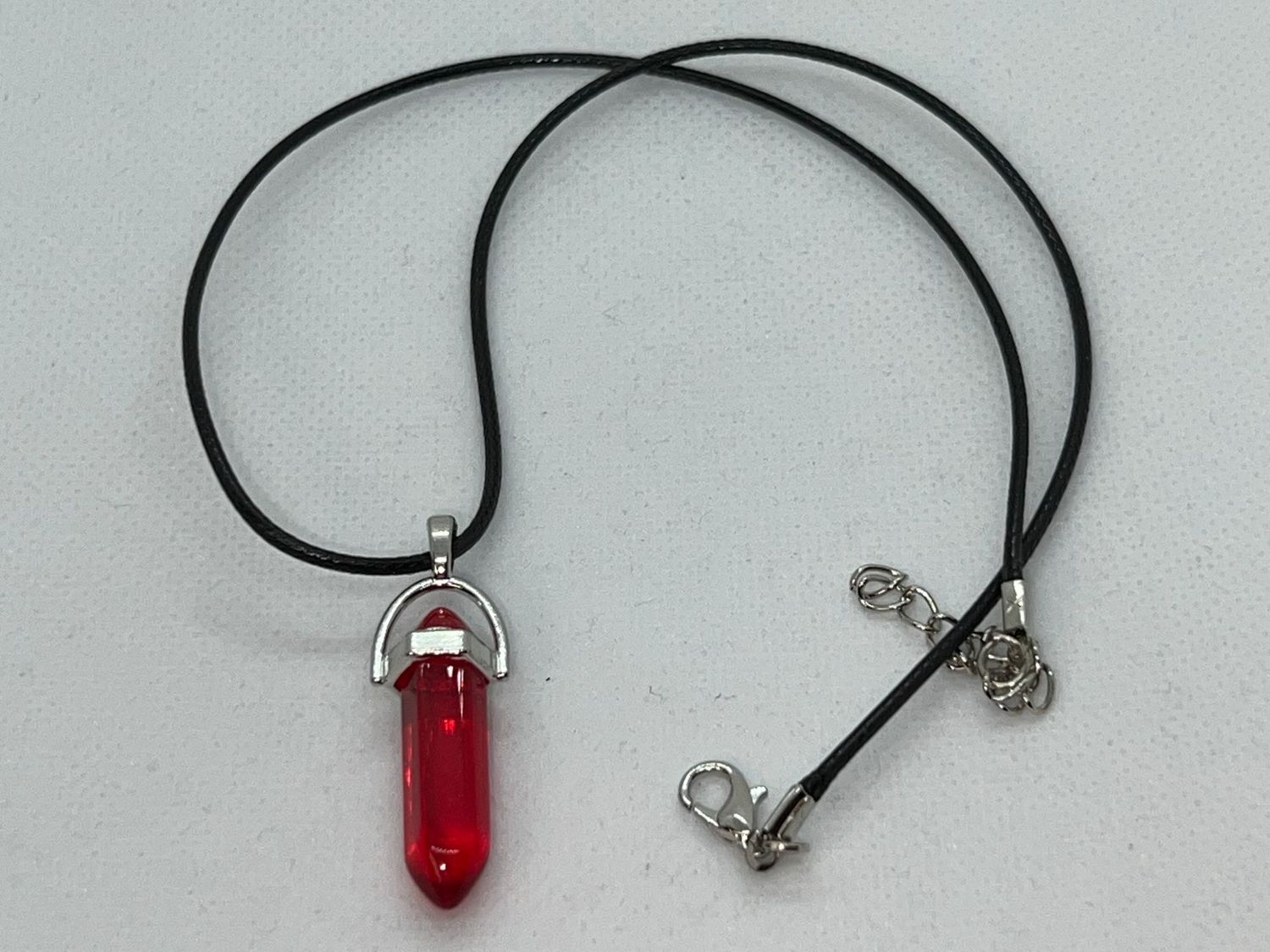 Lederkette mit Kristallanhänger (rot)
