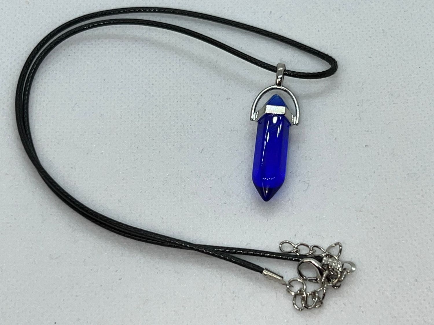 Lederkette mit Kristallanhänger (blau)