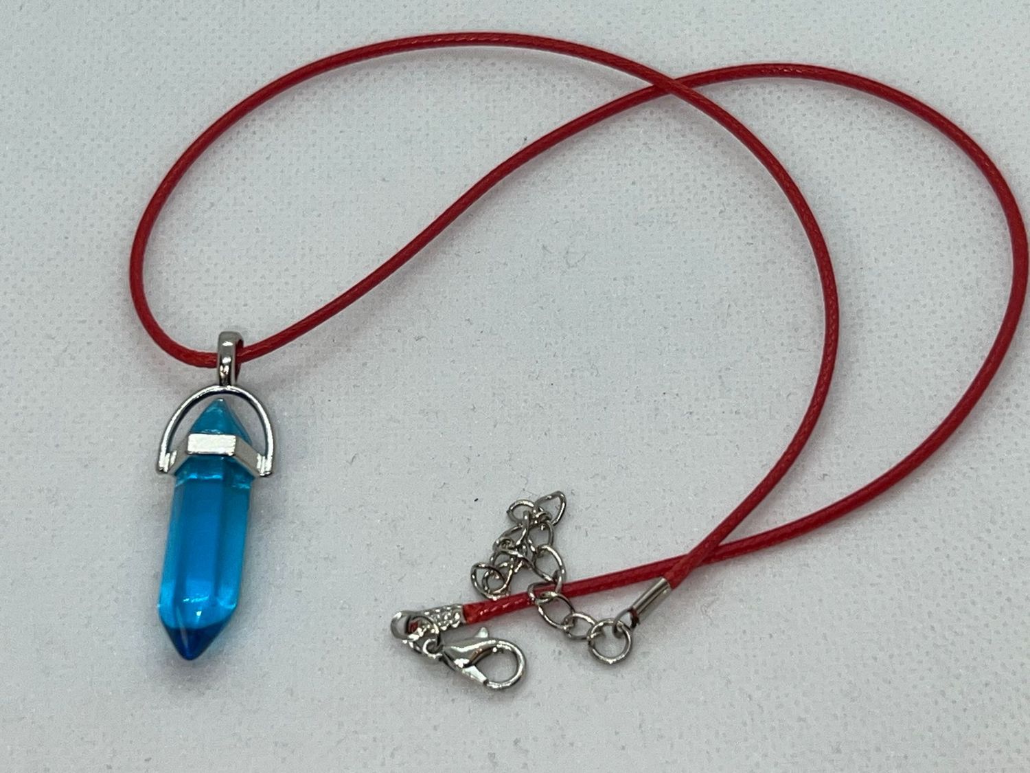 Lederkette mit Kristallanhänger (türkis)