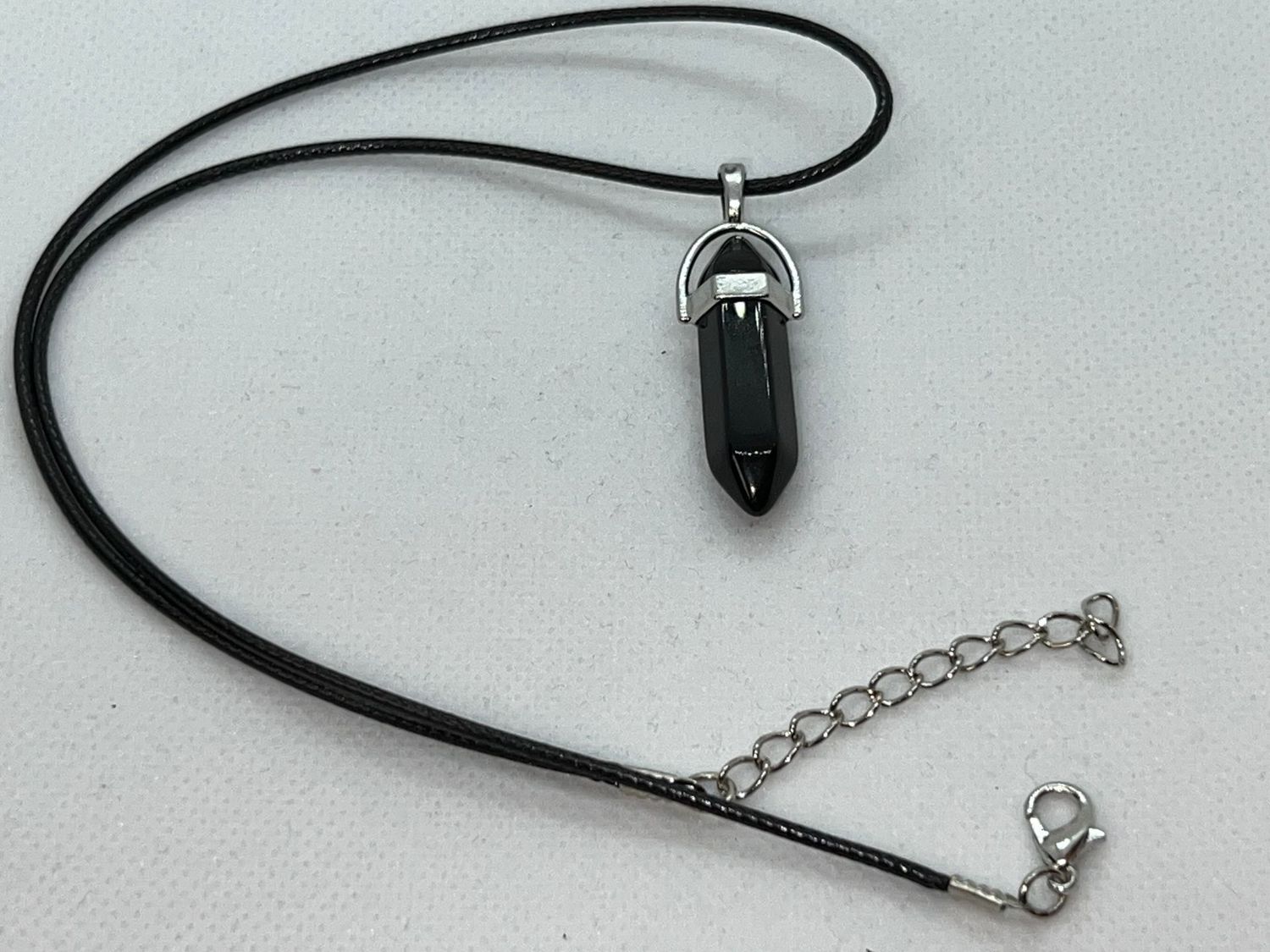 Lederkette mit Kristallanhänger (schwarz)