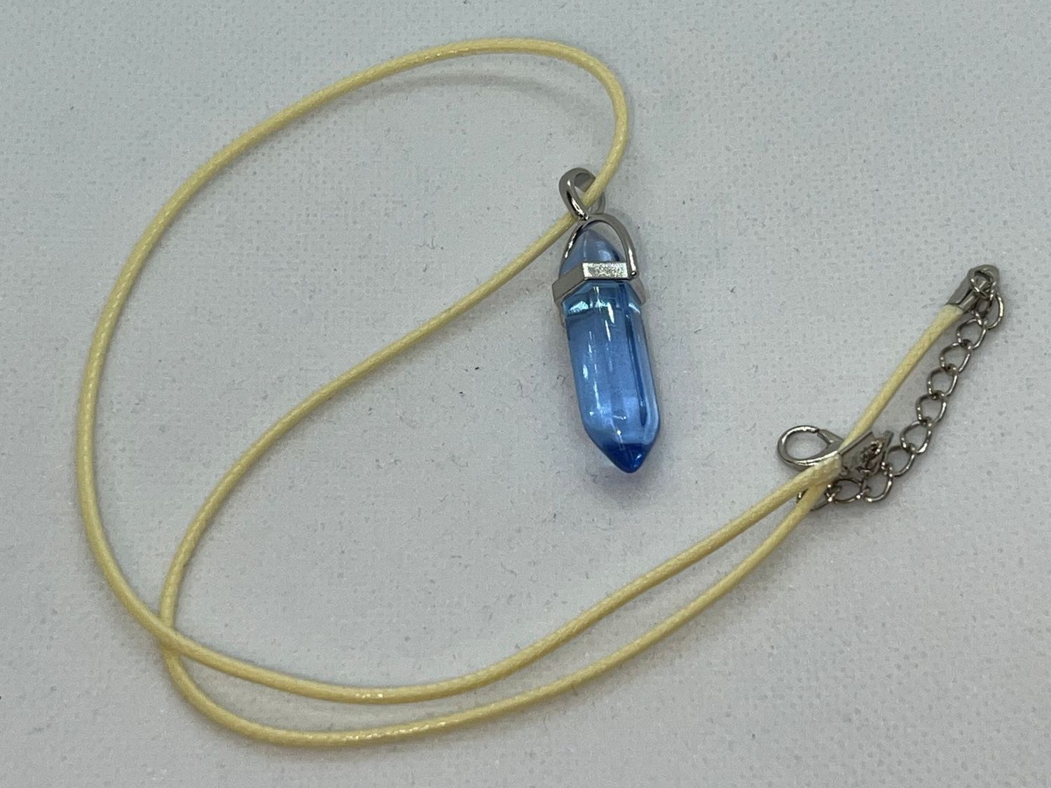 Lederkette mit Kristallanhänger (hellblau)