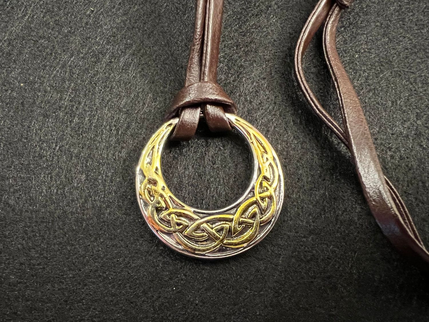 Keltischer Knoten Anhänger mit Lederkette - dunkel braun