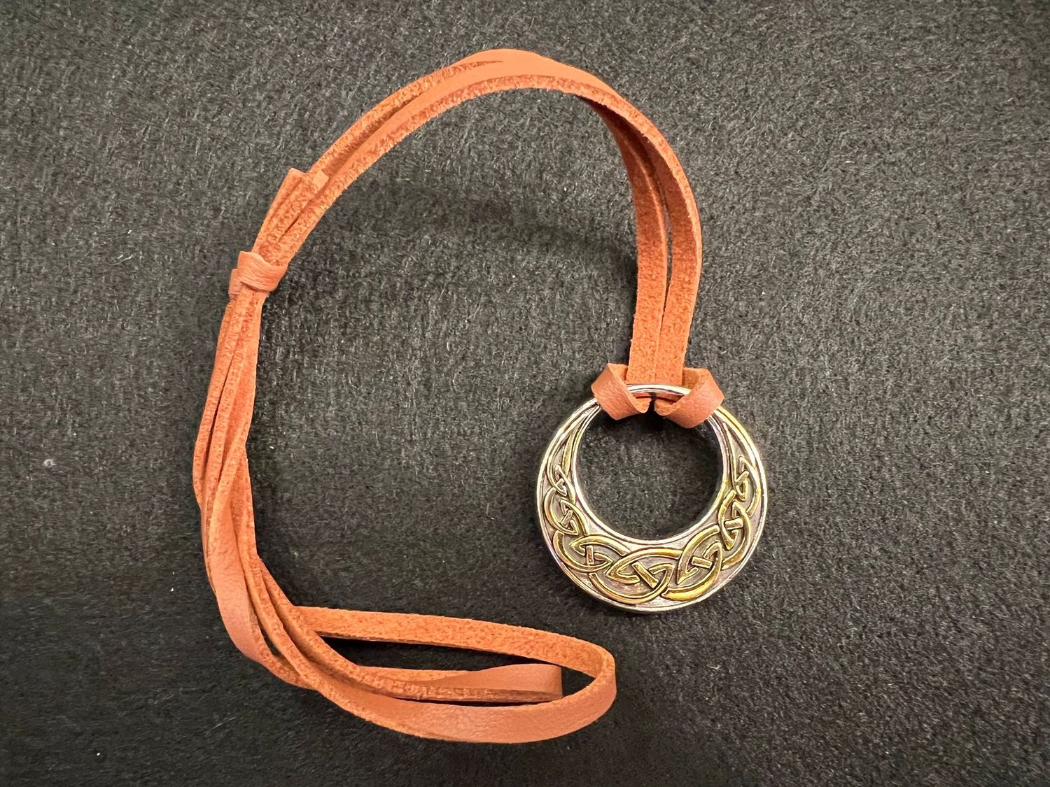 Keltischer Knoten Anhänger mit Lederkette - hell braun
