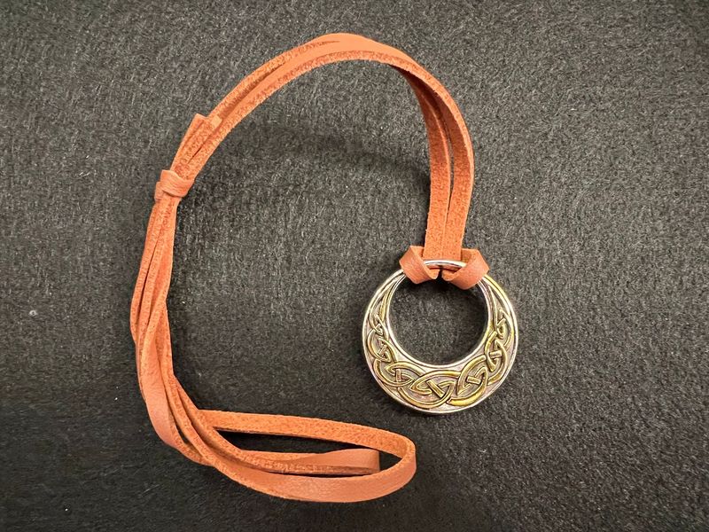 Keltischer Knoten Anhänger mit Lederkette - hell braun Keltischer Knoten Anhänger mit Lederkette - hell braun