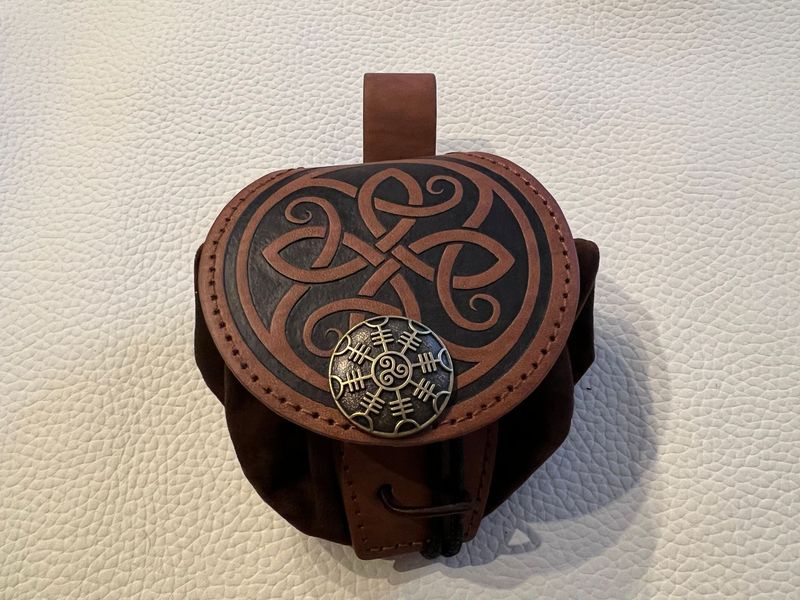 Gürtelbeutel mit Klappe - keltischer Knoten Gürtelbeutel mit Klappe - keltischer Knoten