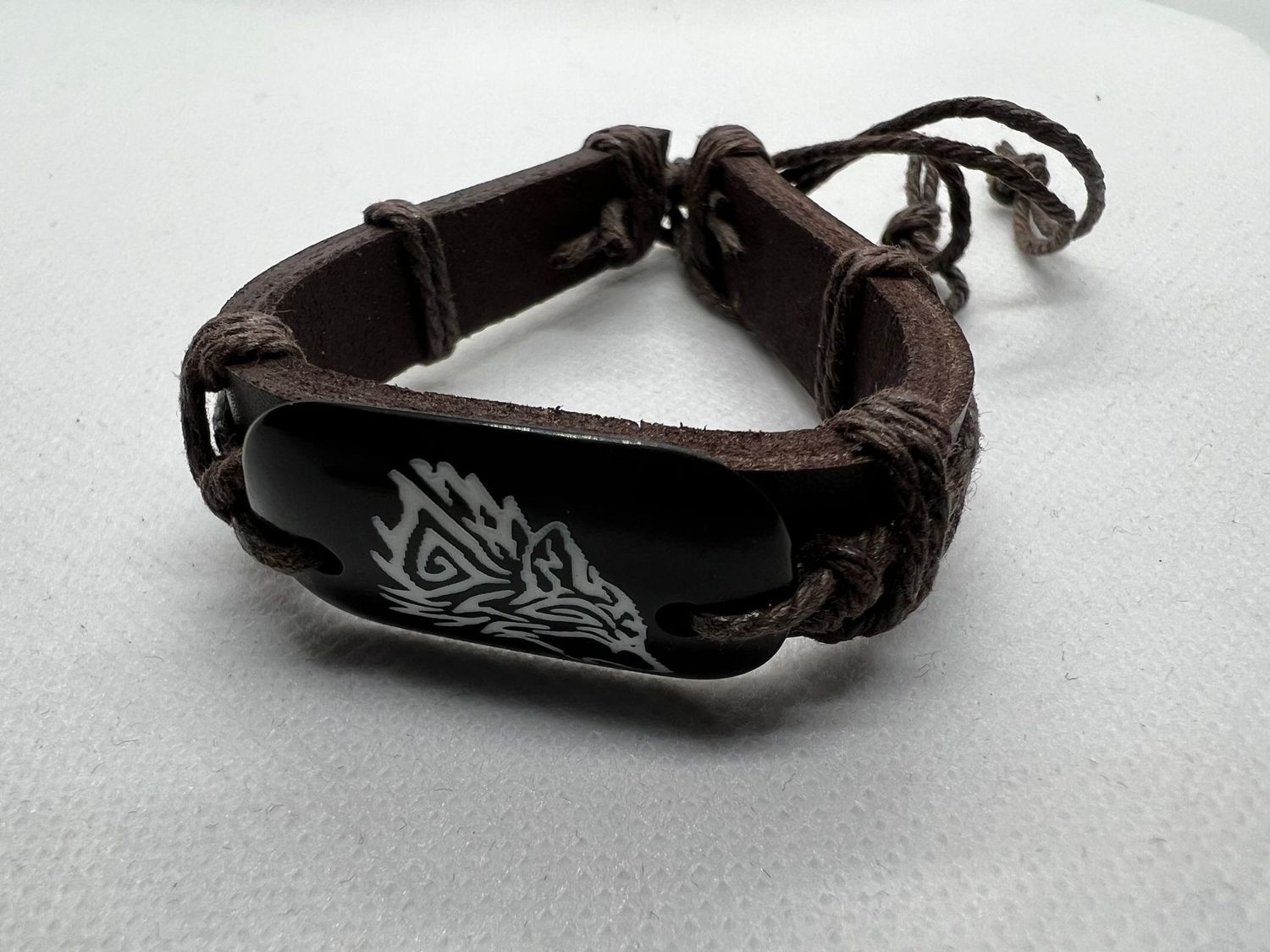 Lederarmband mit Wolfskopf