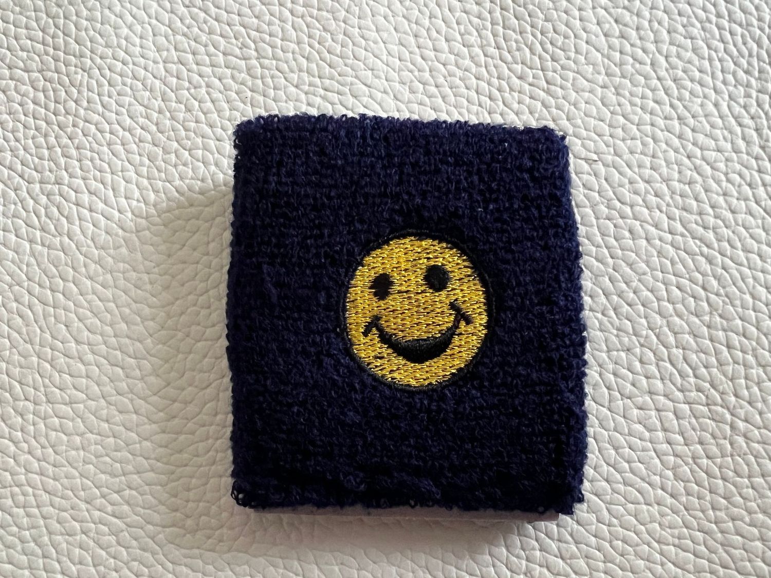 Handgelenk Schweißband - schwarz mit gelbem Smiley