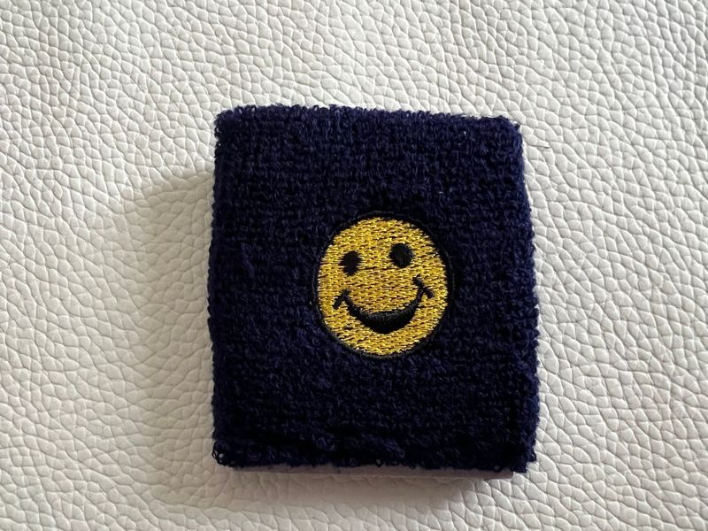 Handgelenk Schweißband - schwarz mit gelbem Smiley