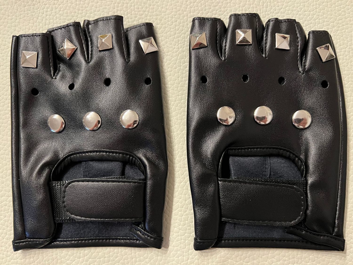 Fingerlose Kunstleder Handschuhe mit Nieten