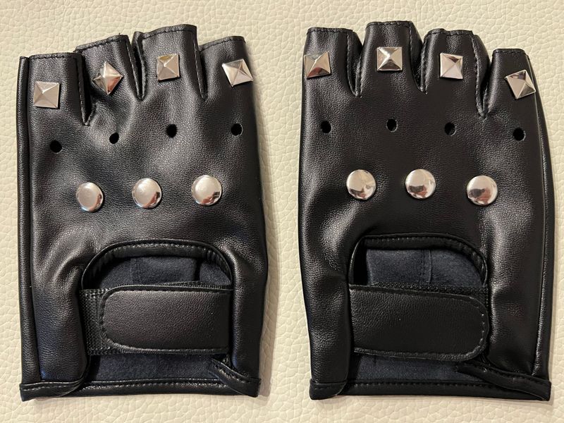 Fingerlose Kunstleder Handschuhe mit Nieten Fingerlose Kunstleder Handschuhe mit Nieten