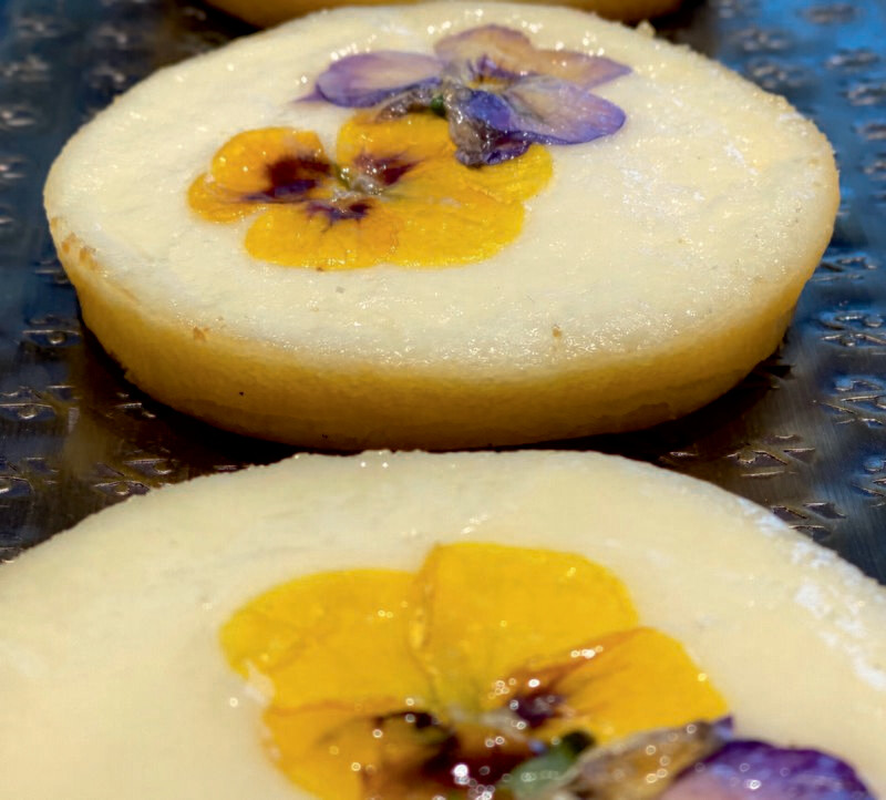 Käsekuchen mit essbaren Blüten