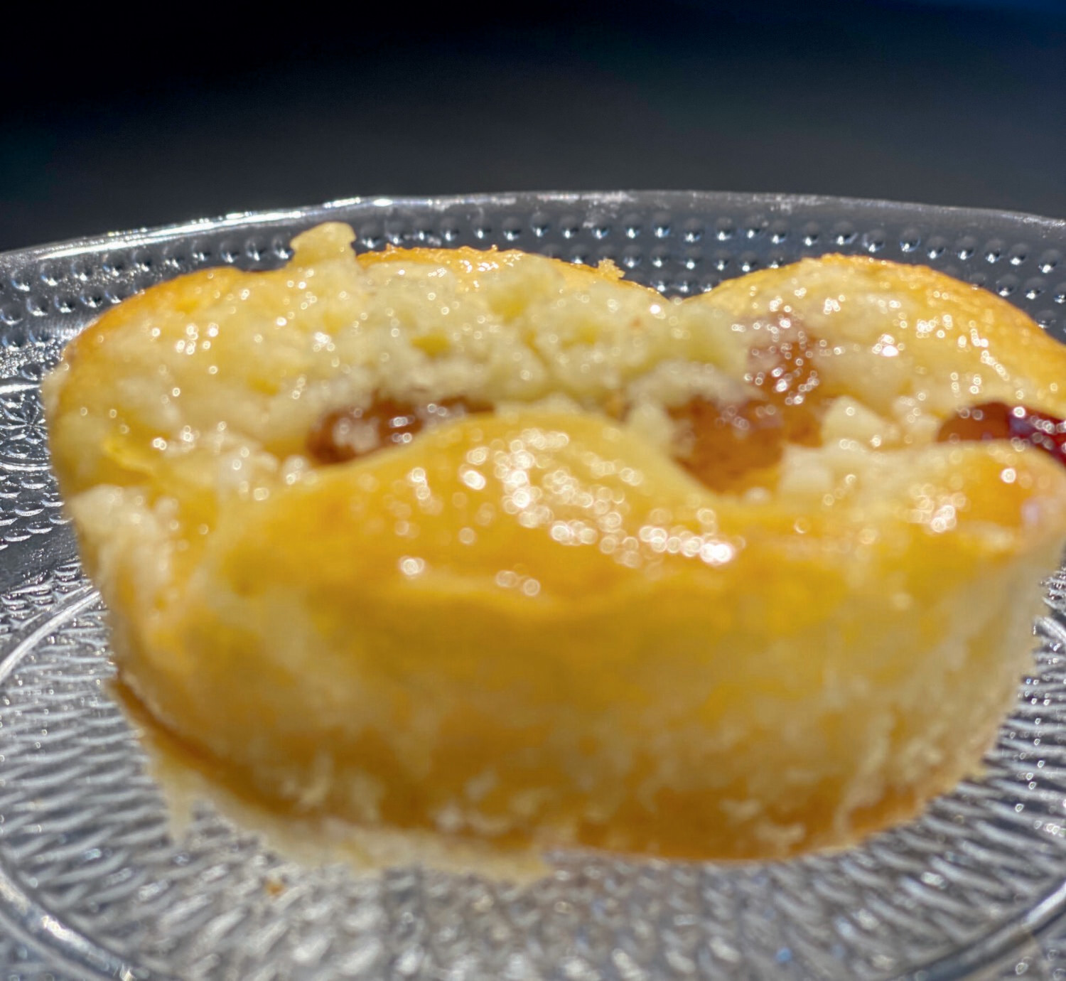 Rührkuchen mit Rosinen, Äpfeln und Puderzucker
