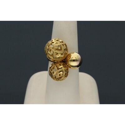 14 Karat Gold Three balls Ring W: 8.6 14 Karat Gold Three balls Ring W: 8.6