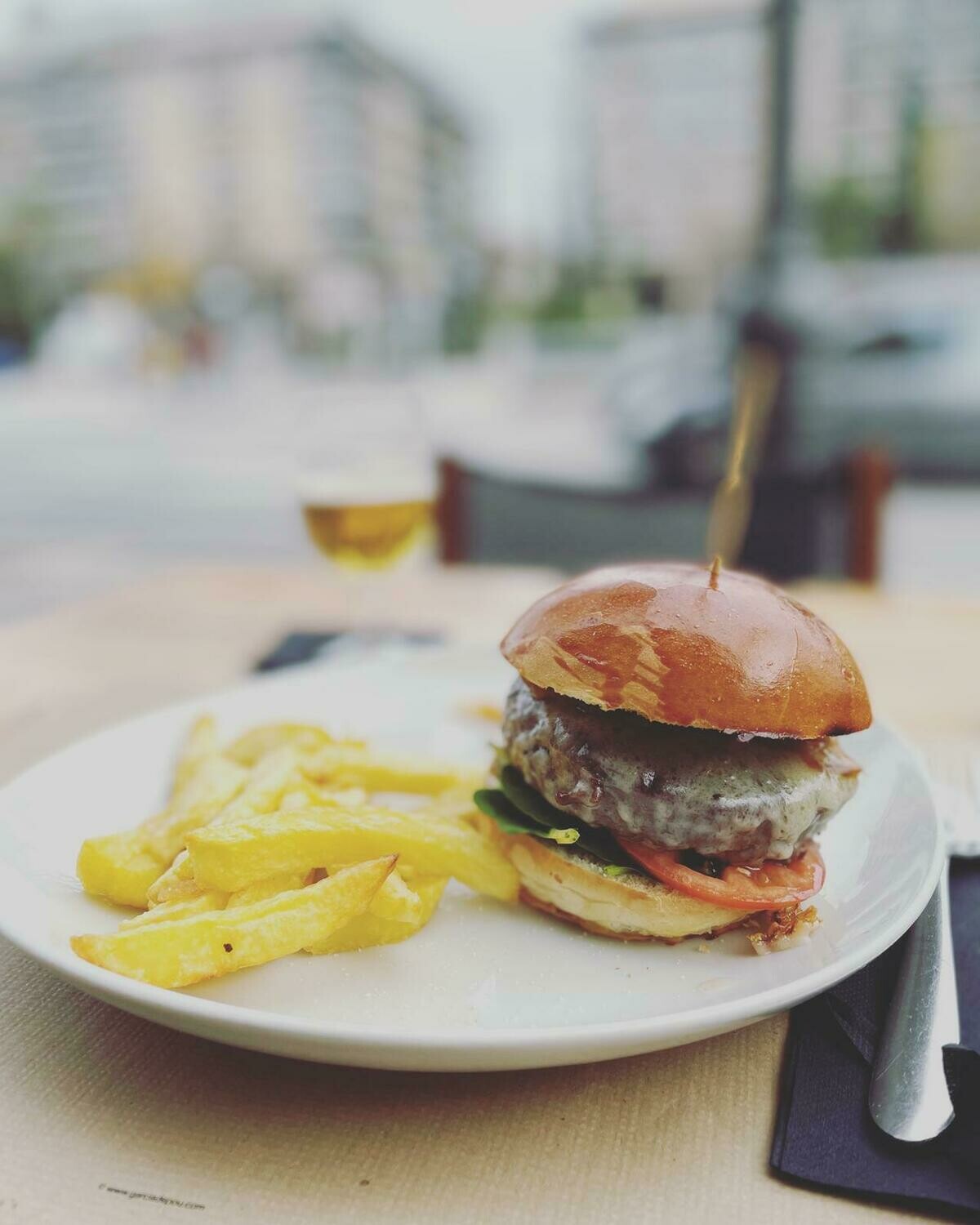 Hamburguesa de chuletón de buey con patatas