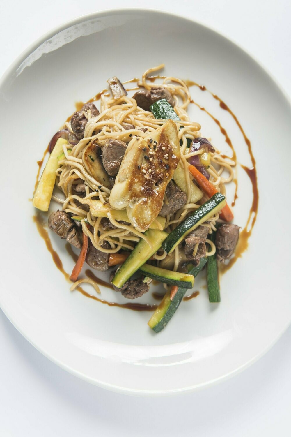 Noodles de solomillo, foie y verduras