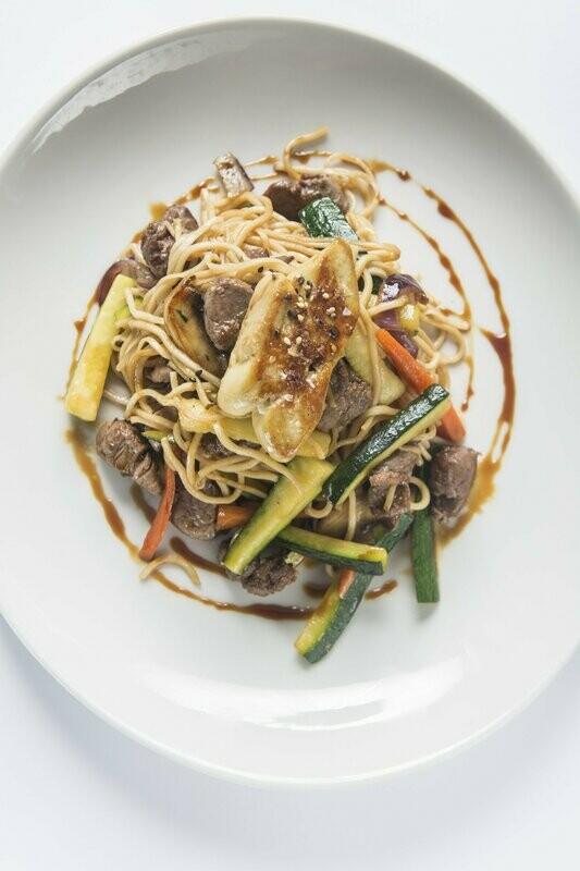Noodles de solomillo, foie y verduras