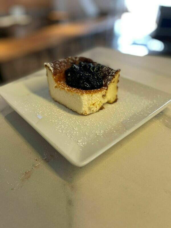 Tarta de queso con mermelada de arándanos