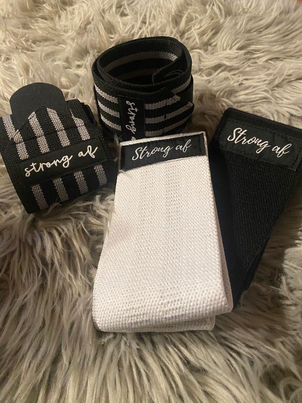 Set of 3 fabric resistance bands and 1 set of wrist wraps