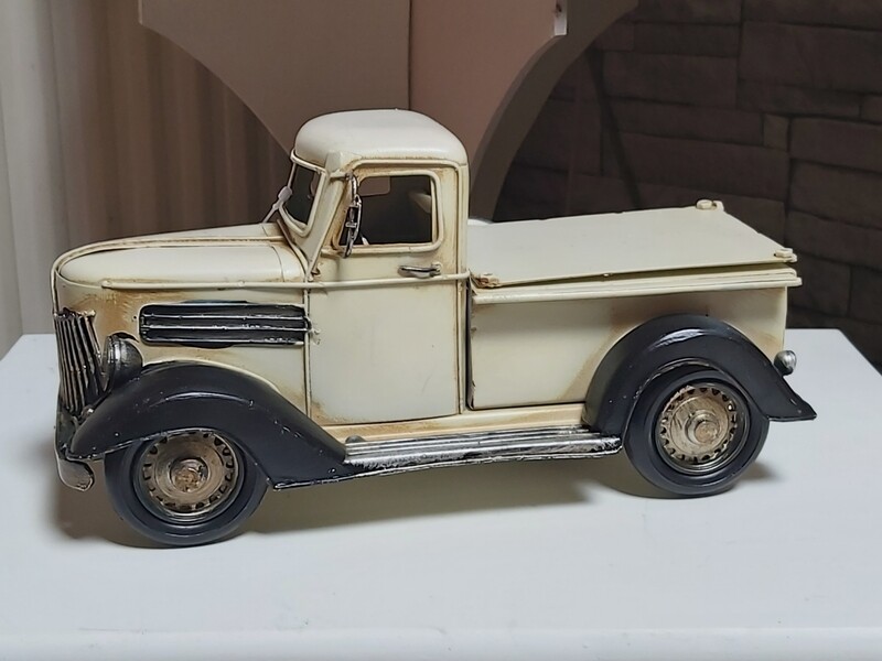 Pick-up blanc tirelire et cadre photo