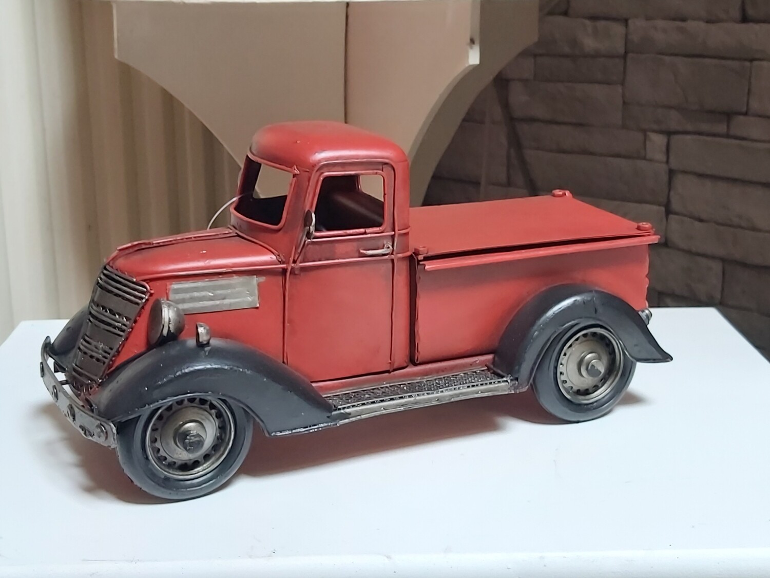 Pick-up rouge tirelire et cadre photo