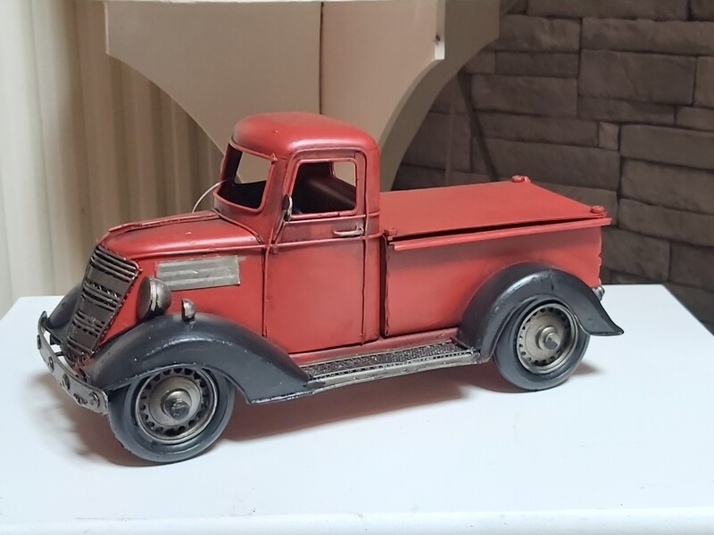 Pick-up rouge tirelire et cadre photo