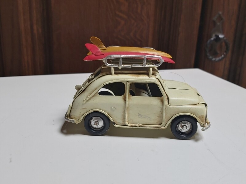 Voiture Fiat en direction des vagues