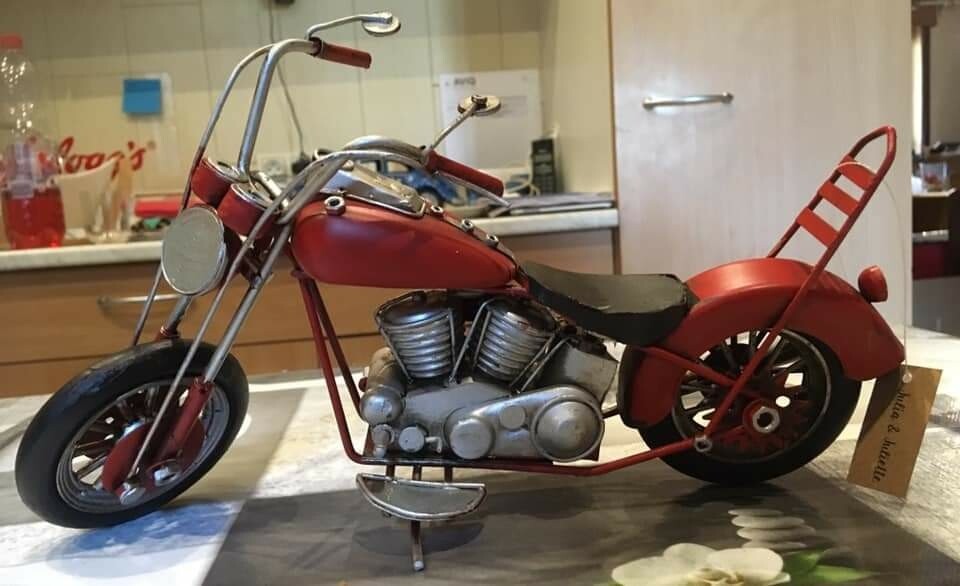 Moto rouge (style chopper)