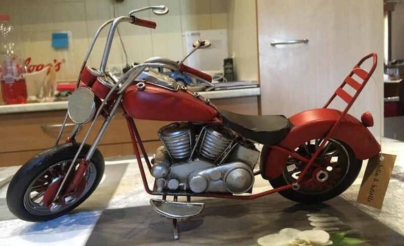 Moto rouge (style chopper)