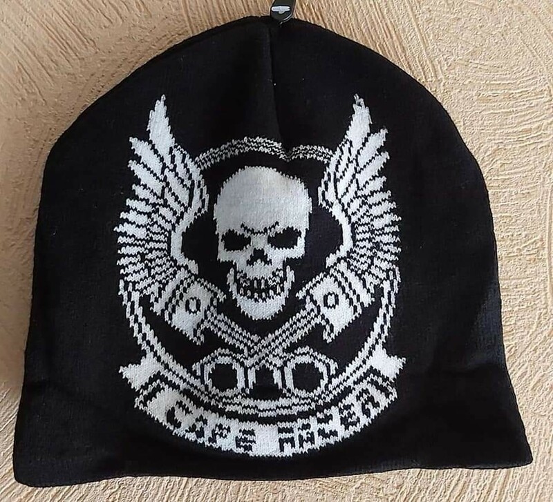 Bonnet pistons et tête de mort