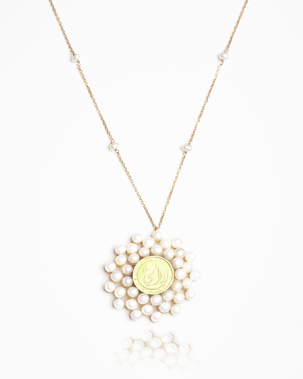 Mother of Pearls Gold Necklace with Pearls
