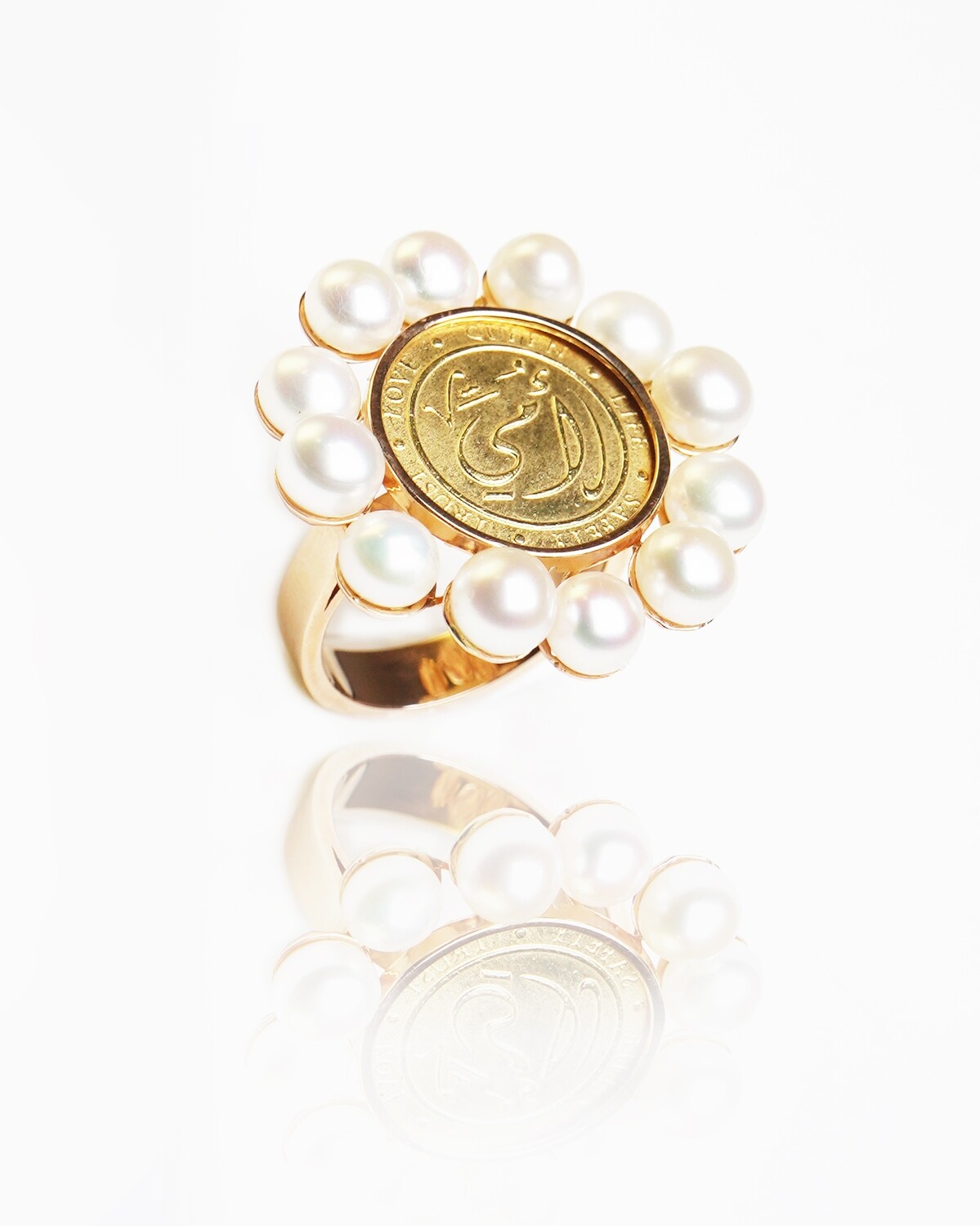 Mother of Pearls Gold Ring with Pearls