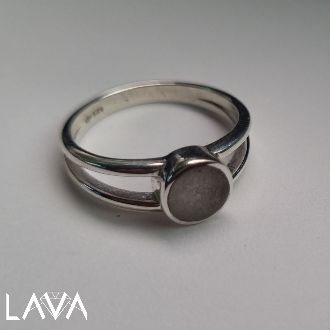 Cremation remembrance ring round plain sterling silver