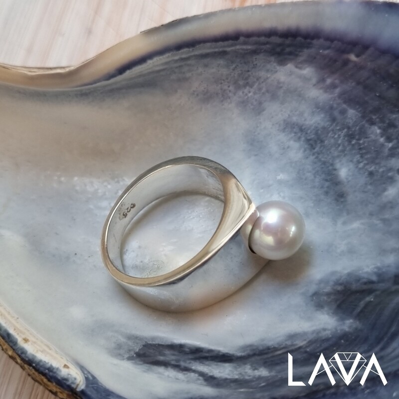 Pyramid pearl ring