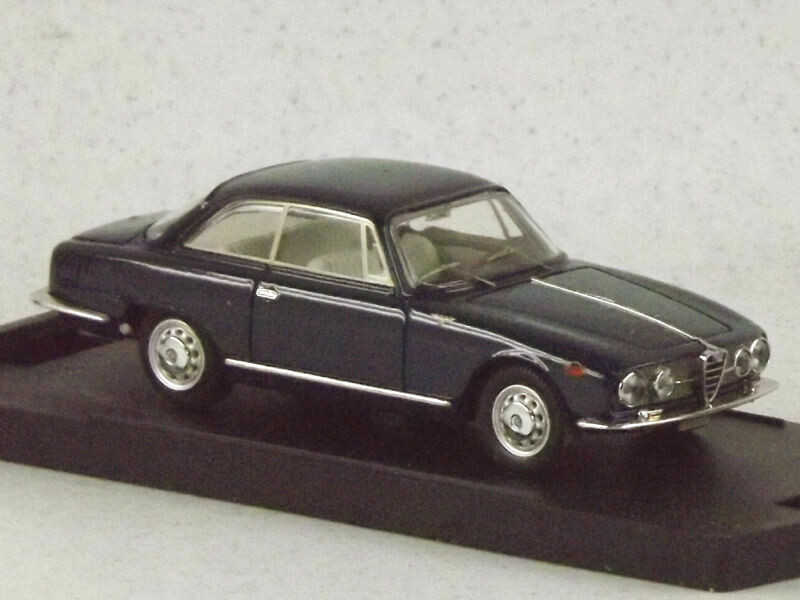 BANG 7222 ALFA ROMEO 2000 SPRINT ''STREET'' 60/62 LIGHT BLUE BLUETTE