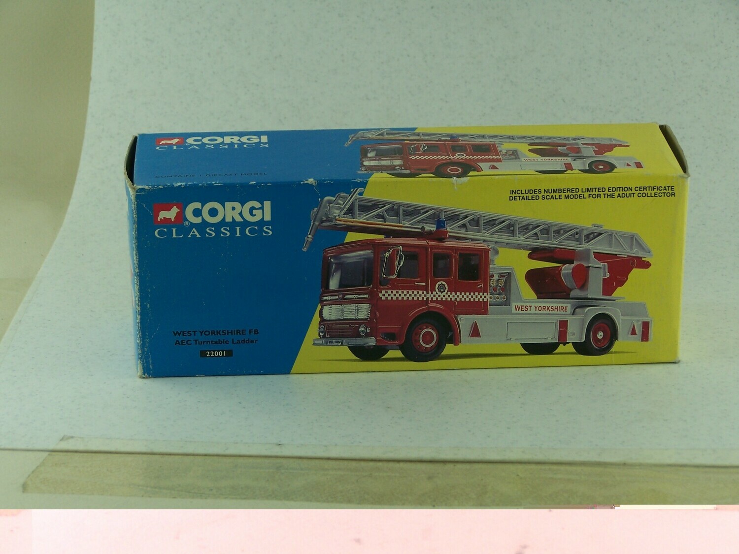 CORGI 22001 WEST YORKSHIRE FB AEC TURNTABLE LADDER