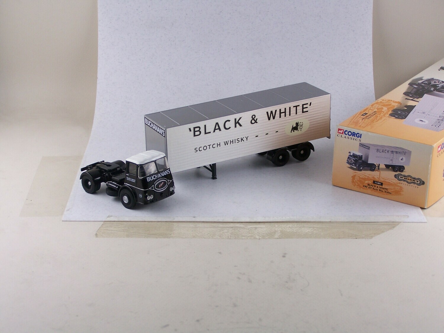 CORGI 11401 BLACK & WHITE ERF KV ARTIC BOX TRAILER