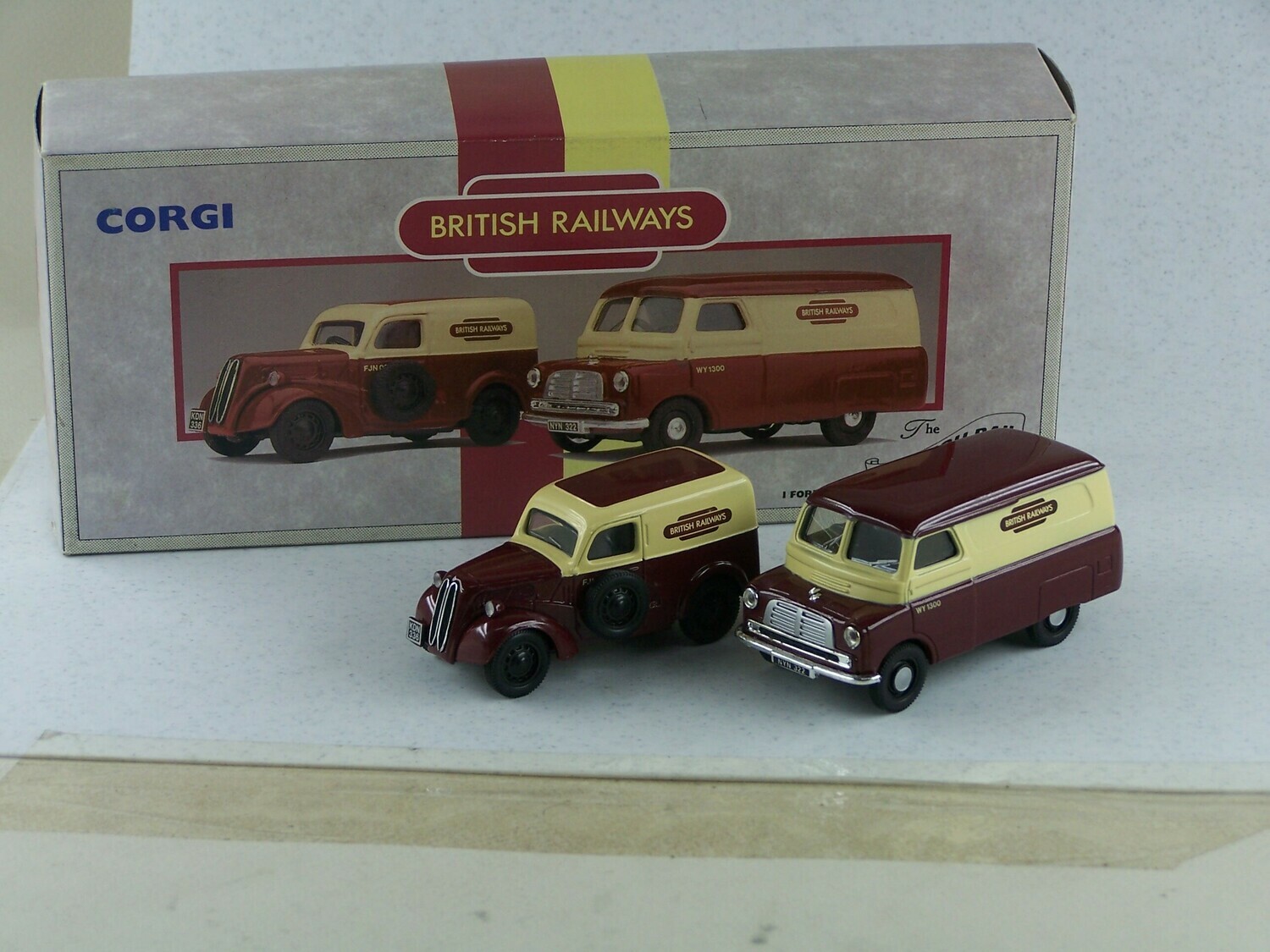 CORGI 97749 I FORD POPULAR VAN & BEDFORD CA VAN