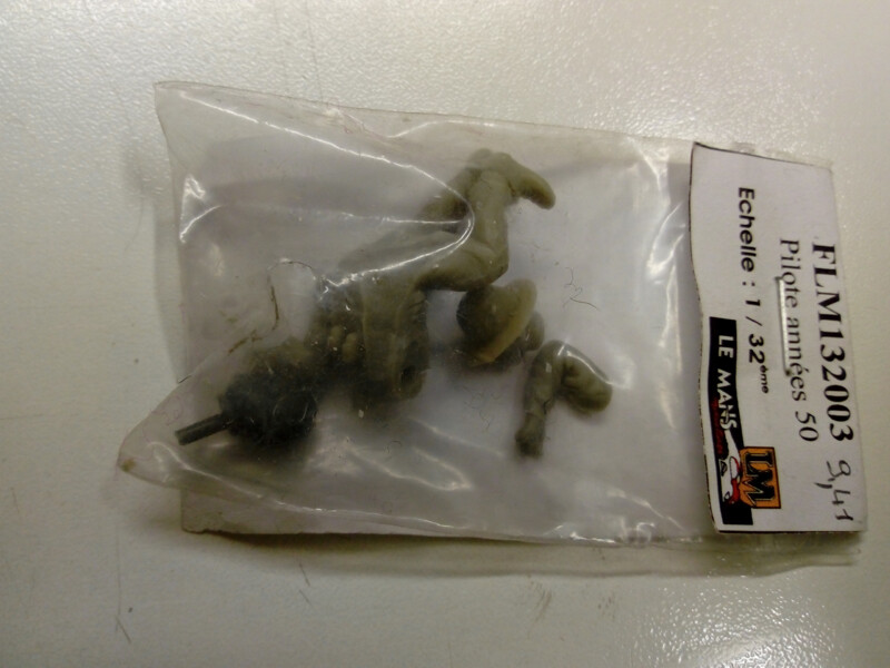 LE MANS MINIATURES LMFLM132003K DRIVER SIT IN THE CAR OF '50- KIT