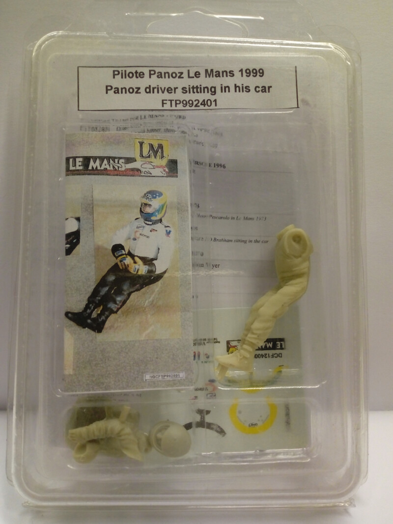 LE MANS MINIATURES LMFTP992401K DAVID BRABHAM PANOZ LM 1999 SITTING IN THE CAR