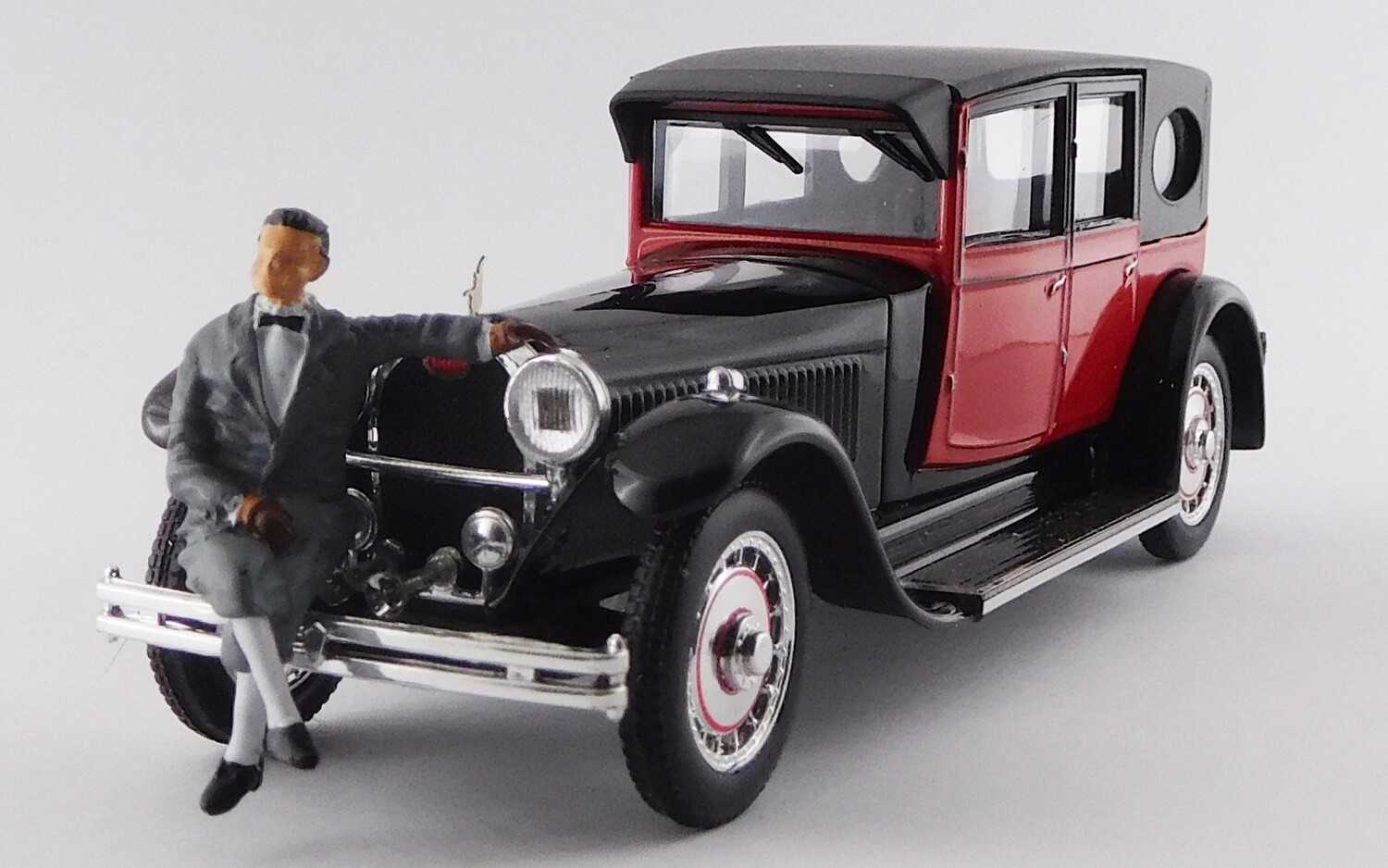 RIO MODEL RIO4645-P	BUGATTI TYPE 41 ROYALE 1927 + Mr. Bugatti figure