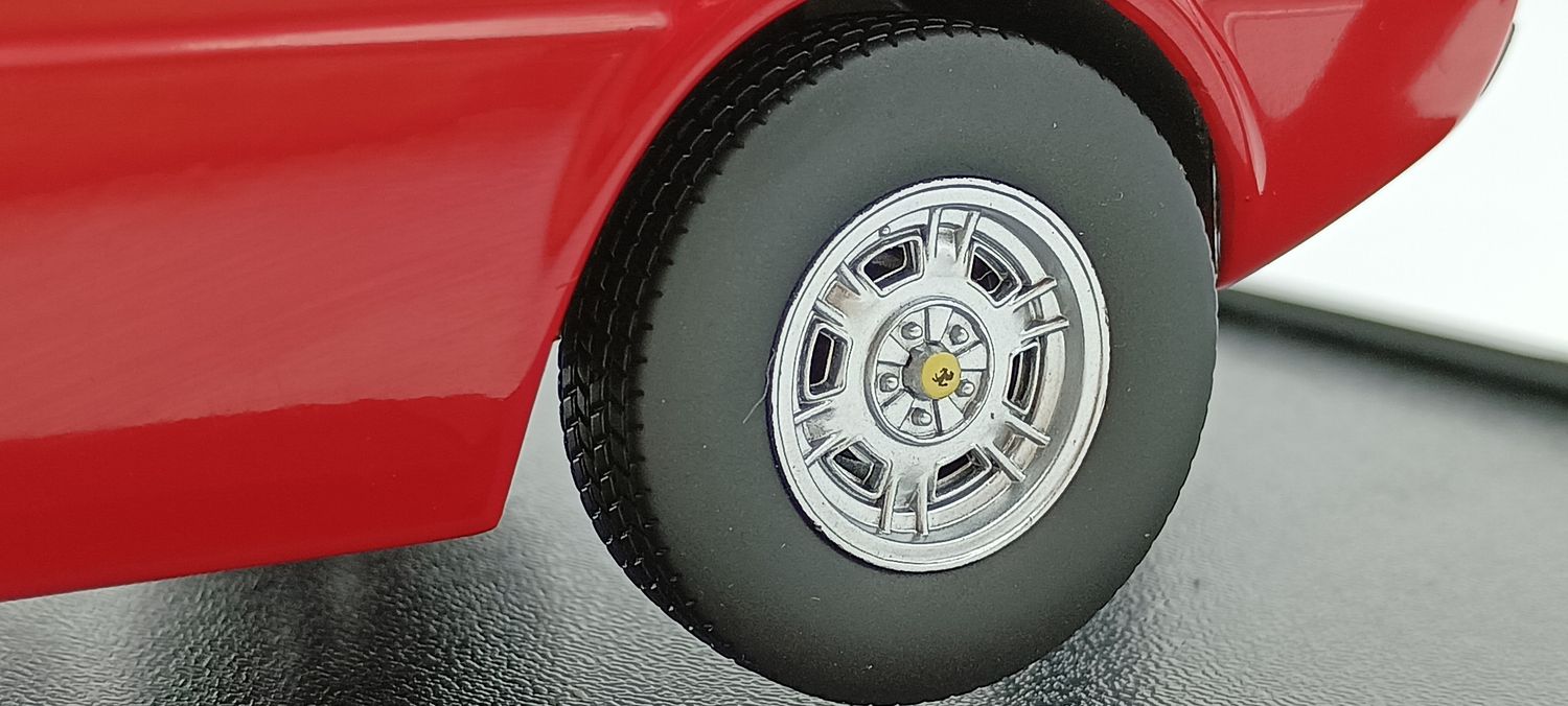KKDC181201 FERRARI DINO 208 GT4 1975 ROSSO CORSA