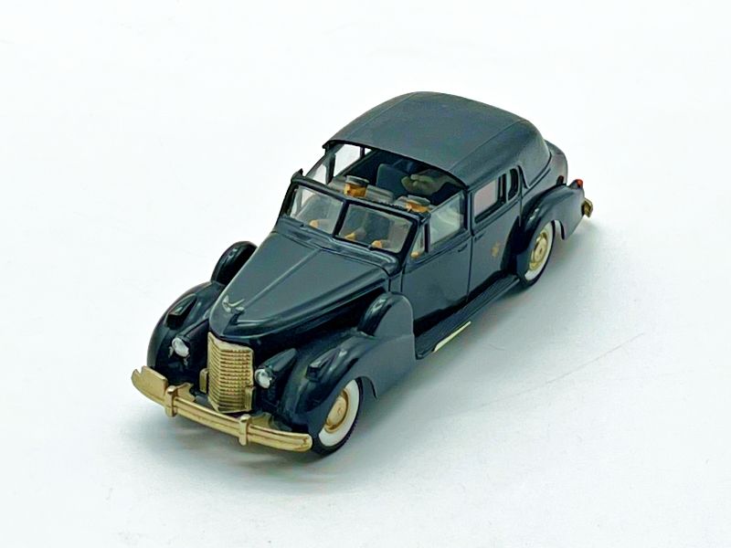 V101 - CADILLAC V8 LANDAU NERO PAPA PIO XII CON FIGURINI