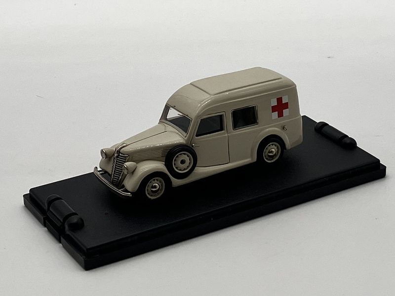 MACO92A - RENAULT Primaquatre AGS ambulance civile 1939 blanc MACO92A - RENAULT Primaquatre AGS ambulance civile 1939 blanc