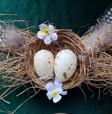 Paashanger nest met eitjes