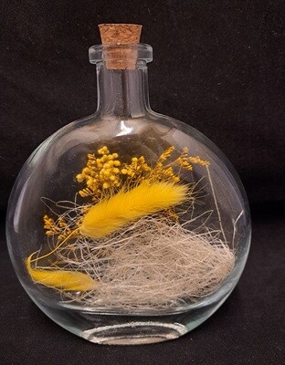 Fles met gedroogde bloemen geel