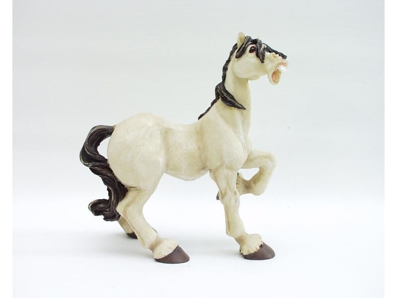 Paard staand op 3 benen